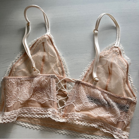 Victoria’s Secret Feminine Lace Bralette - Picture 3 of 4